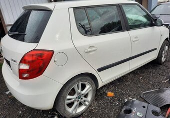 nd z škoda fabia 2 1.2htp 44kw červená vínová modrá stříbrná - 3