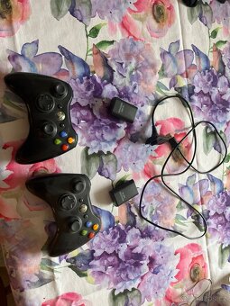 X-box 360 + kinect, 2x ovladač, dobíjecí baterie, hry - 3