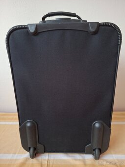 Nepoužitý menší kufr - 3