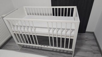 Bílá dětská postýlka + matrace + kolotoč Fisher Price - 3