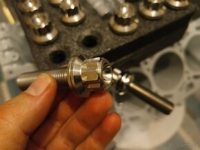 Prodám titanové kované šrouby na kola Porsche M14 x 1,5 45mm - 3