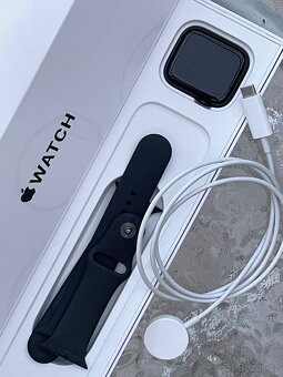Apple Watch SE (2022) 44mm Cellular černé - 3