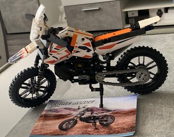 Kopie stavebnice Lego KTM 790 Adventure (složený stav) - 3