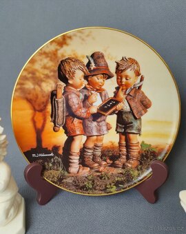 Nádherná sestává figurek a talíře od M.J. Hummel a Goebel - 3