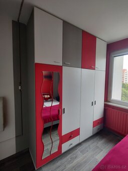 Dvě šatní skříně s nástavci - 3