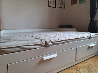 Bílá rozkládací postel se zásuvkami + 2 matrace - 3