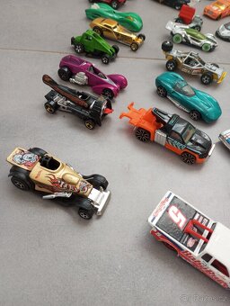 Mix autíček HotWheels + odpalovač aut - 3