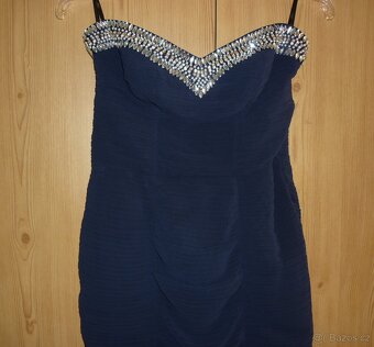 Navy modré dlouhé večerní plesové šaty Lipsy - 3