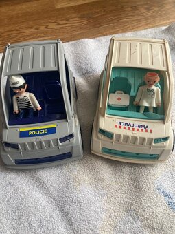 Sanitka a policejní auto . - 3