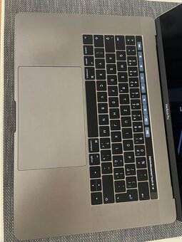 MacBook Pro 15" 2017 i7 / 16GB / 512GB / Pro 560 - 3