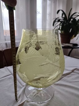 obří číše s reliéfem vinné révy - 3