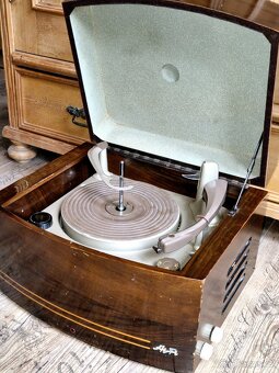 Starý elektronkový gramofon PYE Black Box, Anglie, 1955 - 3