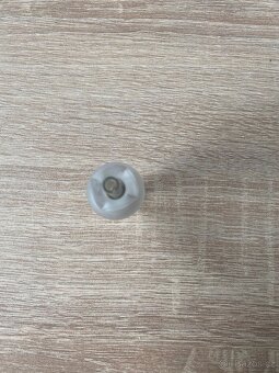 Mosazná miniatura stolní lampy se skleněným stínidlem - 3