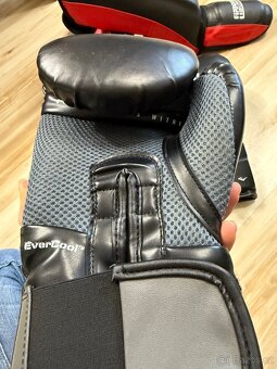 Boxerské rukavice Everlast a chrániče holení a nártů - 3