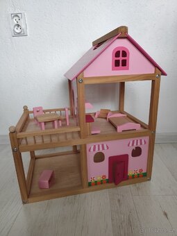 Dřevěný domeček pro panenky. - 3