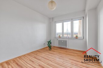 Pronájem bytu 2+1 s lodžií i balkonem, 60 m2, Žižkova, Karvi - 3