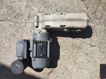 Elektromotor s převodovkou. 2ot./min. 220V. - 3