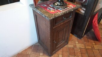 Retro křeslo ,stolky,lékařská vitrína. - 3