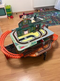 Dřevěná vlaková stanice s jeřábem - Playtive - 3