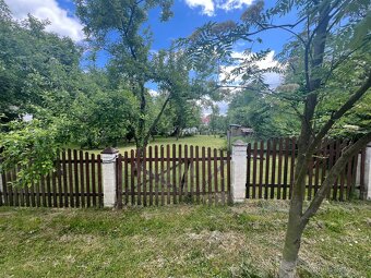 Prodej stavební parcely se stromy u jezera 896m2 - 3