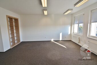 Nabízíme k pronájmu kancelář (1 místnost) o výměře 33 m2, ob - 3