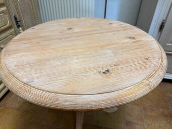 Kulatý masivní stolek, drásaná Pinie - 3
