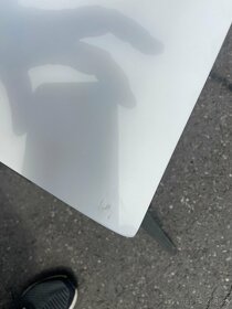 Dvě bílé židle ke stolu z překližky - 3