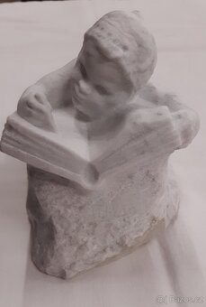 Socha nebo soška "Chlapec s knihou"sochař Julius Pelikán - 3
