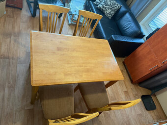 Prodám jídelní stůl z masivu + 4 čalouněné židle - 3