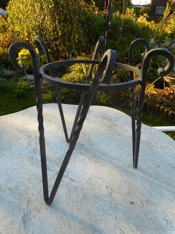 KOVANÝ STOJAN NA KYTKU - 3