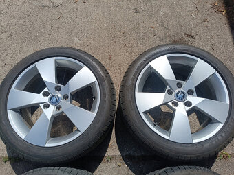 Octavia III - alu 7x17 et49 + zánovní letní Dunlop 225/45/17 - 3