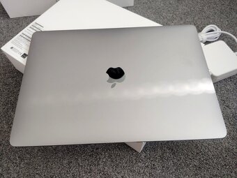 MacBook Air 13 palců Apple M1 chip 8 GB RAM 256 ssd 140 cykl - 3