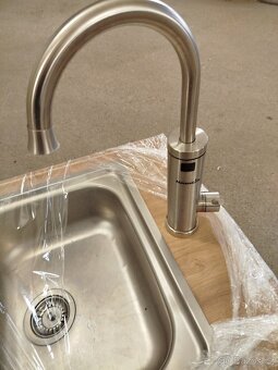 Průtoková baterie na ohřev vody + dřez + deska - 3