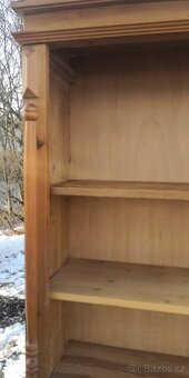 Celomasivní regál - knihovna s šuplíkem - 3