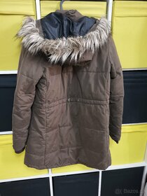 Delší bunda a kožíškem na kapuci - 3