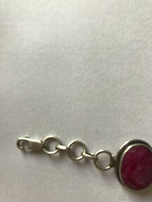Stříbrný náramek s rubíny a perlami. - 3