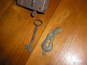 starý dveřní zámek+klíč+krytka - 3