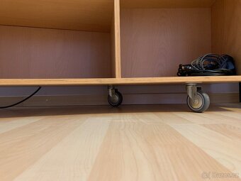 Moderní TV stolek z bukového dřeva a skla na kolečkách - 3