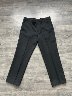 Bílá košile s černými kalhoty - 3