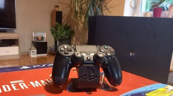 Playstation 4 Pro + 9 her - 3
