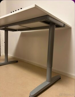 Krásný nastavitelný IKEA stůl - 3