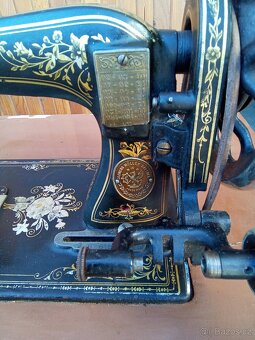 Starožitný šicí stroj s litinovým rámem - 3