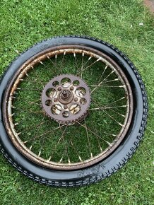 Zadní kolo Jawa Special, přední ČZ 125c - 3