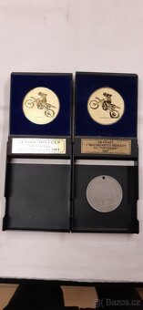 Medaile motocross 2 v krabičkách 1 volně, celkem 3 kusy cena - 3