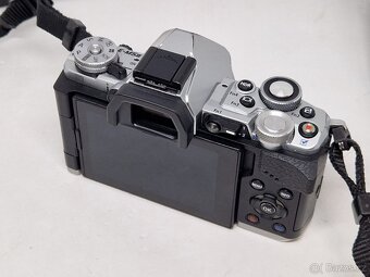 OLYMPUS OM-D M5 M kII - TOP stav, 64GB, 2x baterie - 3