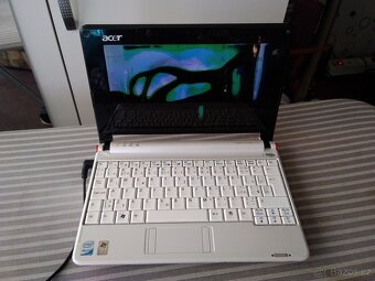 Acer Aspire One ZG5 bílý s prasklým displejem. - 3
