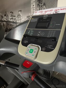 Profesionální běžecký pás Precor C954i - 3