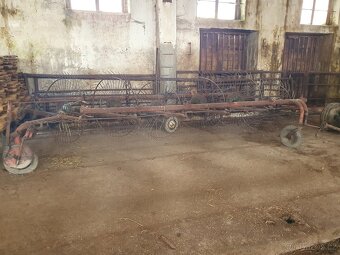 Šesti paprskový obraceč a nahrabovač sena - 3
