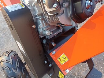 Benzínový Štěpkovač za malotraktor CR12 drtič větví - 3