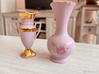 Prodám malovaný porcelánový talířek a vázičky z růžového por - 3